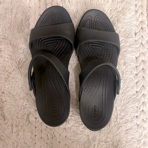 Size 9 women’s croc sandals- great shape-